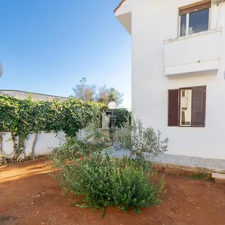 Air-conditioned Sleeps 12 Torre Cesarea Holiday home