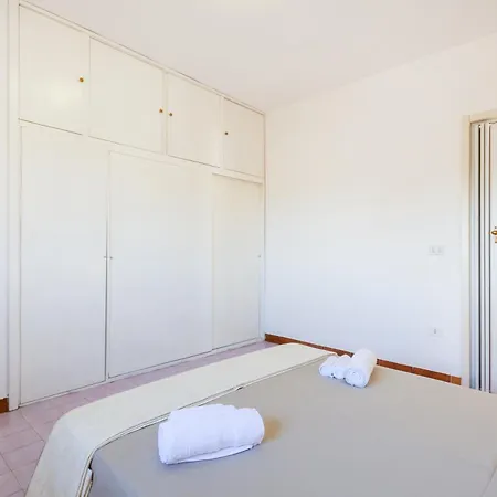 Holiday home Air-conditioned Sleeps 12 Torre Cesarea