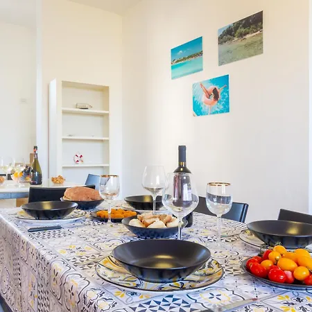 Holiday home Air-conditioned Sleeps 12 Torre Cesarea