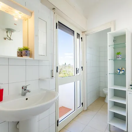 Holiday home Air-conditioned Sleeps 12 Torre Cesarea *