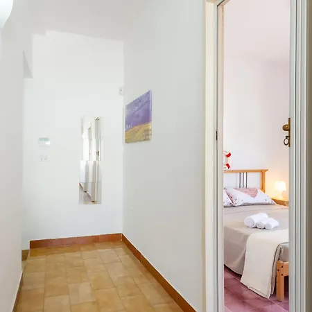 Air-conditioned Sleeps 12 Torre Cesarea *