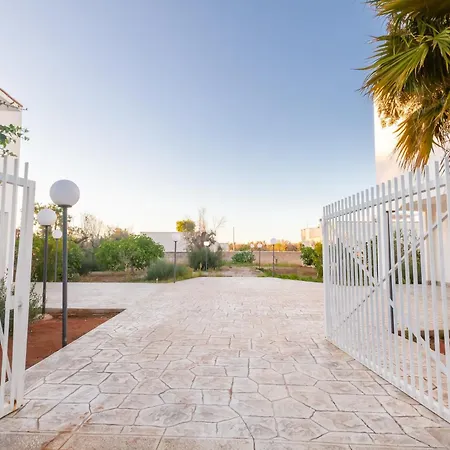 Air-conditioned Sleeps 12 Torre Cesarea *